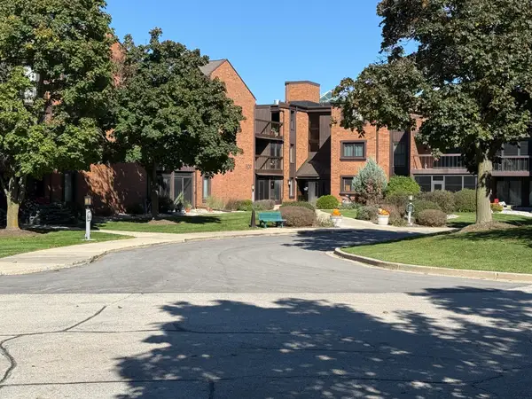 6100 W Stone Hedge Dr, Greenfield, WI 53220