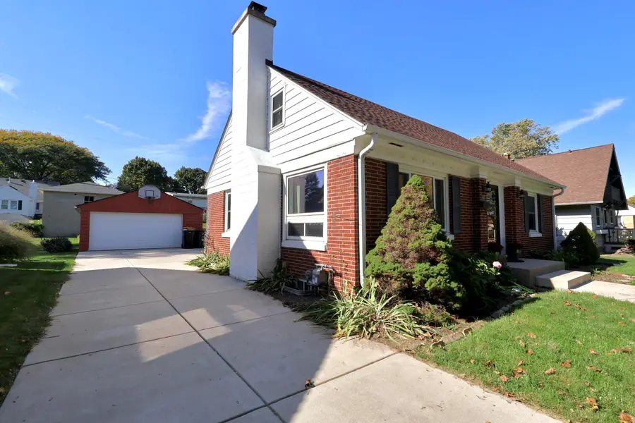 605 N 103rd St, Wauwatosa, WI 53226 - #3