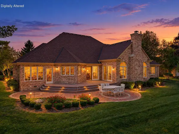 8434 S Fountain Ct, Franklin, WI 53132