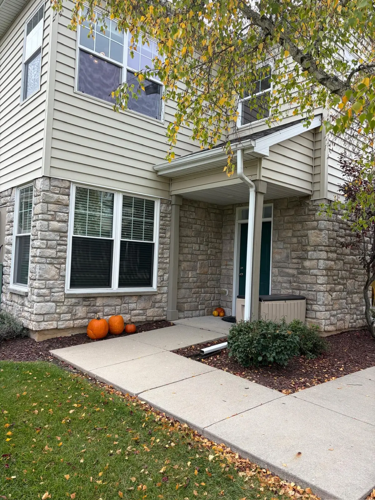 N16W26532 Meadowgrass Cir, Pewaukee, WI 53072 - #1