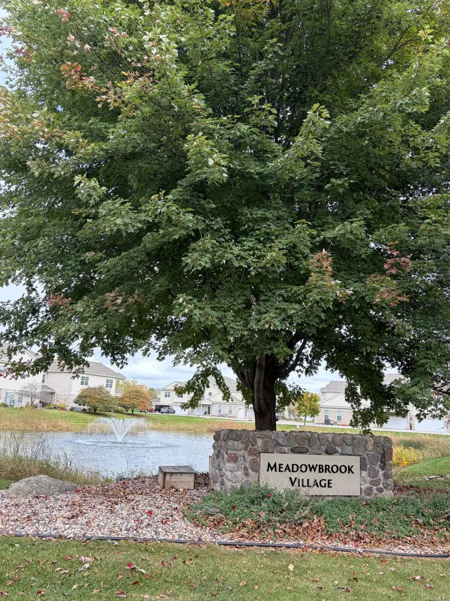 N16W26532 Meadowgrass Cir, Pewaukee, WI 53072 - #2