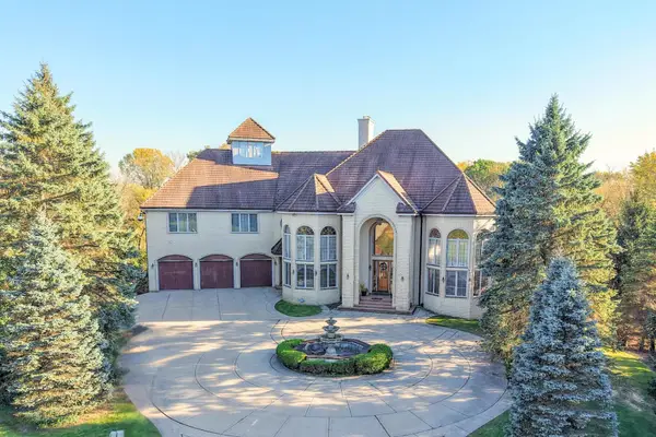 N78W13031 Country Club Ct, Menomonee Falls, WI 53051