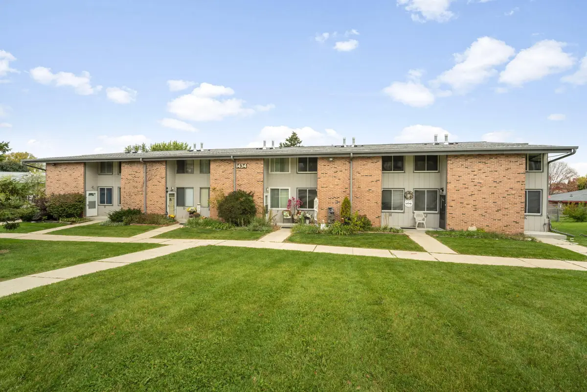 1434 Big Bend Rd, Waukesha, WI 53189 - #1