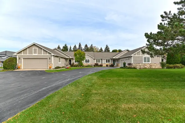 1426 Greenbrier Ln, Mequon, WI 53092