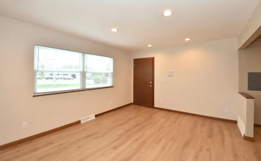 3050 W Fardale Ave, Milwaukee, WI 53221 - #3