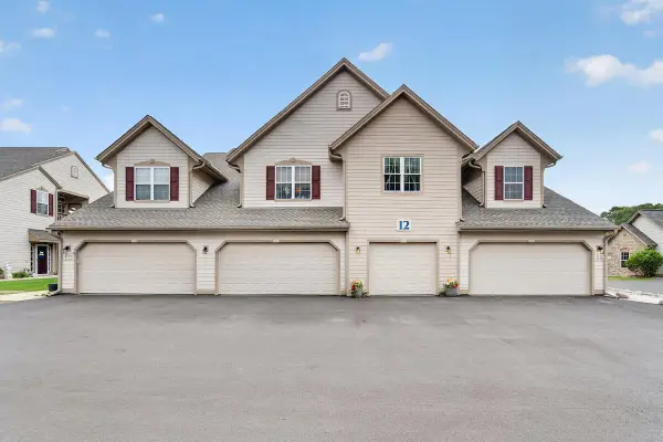 2319 W Vista Bella Dr, Oak Creek, WI 53154