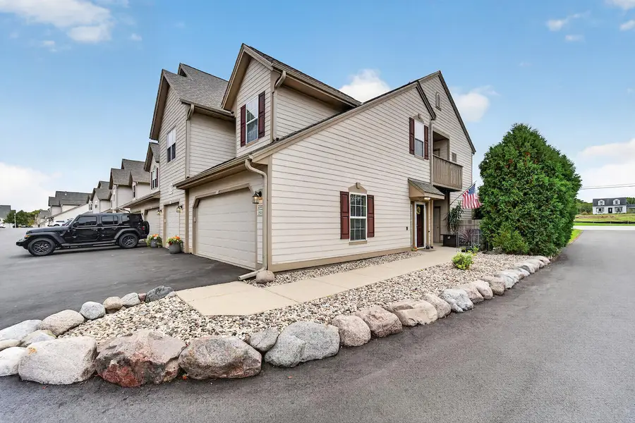 2319 W Vista Bella Dr, Oak Creek, WI 53154 - #2