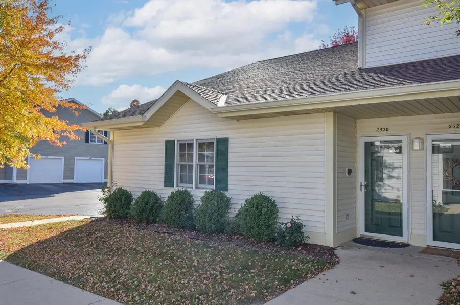 252 Bur Oak Ln, Grafton, WI 53024 - #2