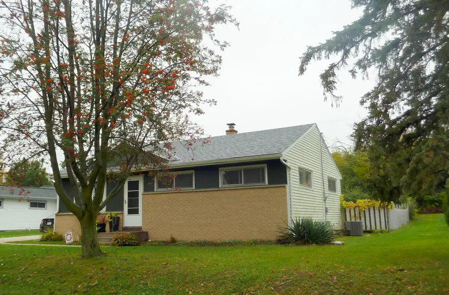 714 E Wisconsin Ave, Pewaukee, WI 53072 - #2