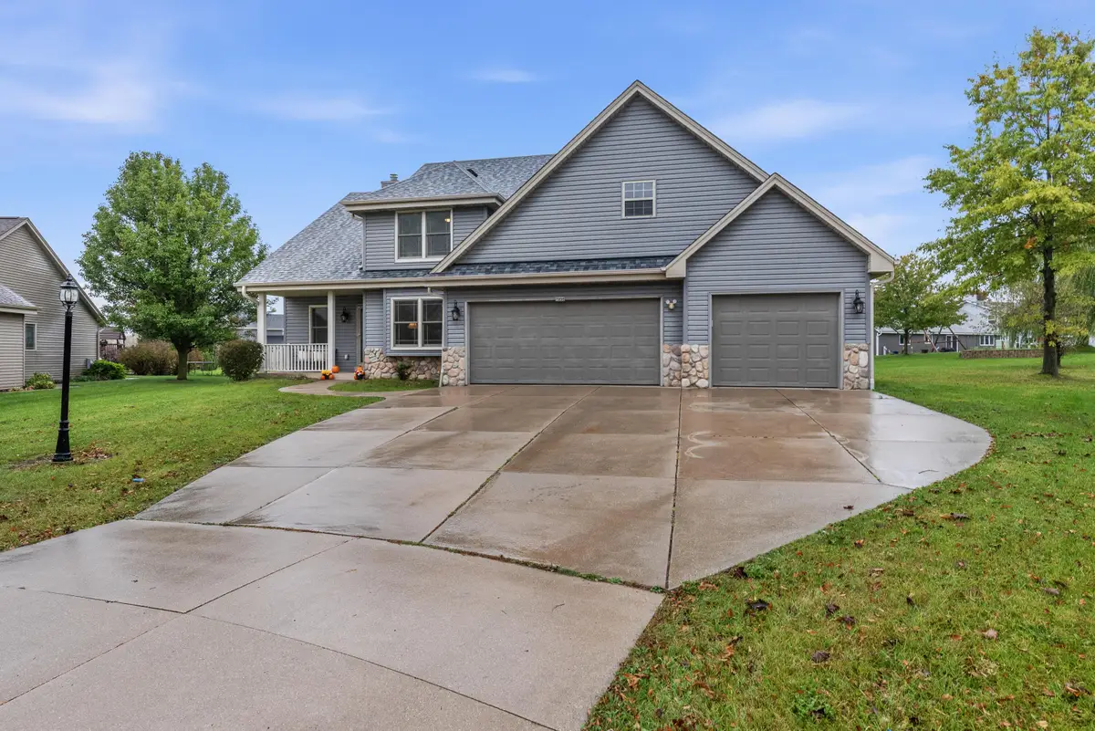 7856 S Victory Creek Ct, Franklin, WI 53132 - #1