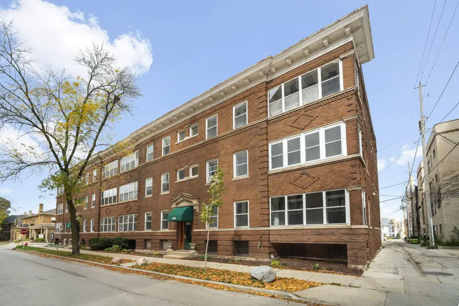 1714 E Kane Pl, Milwaukee, WI 53202 - #3