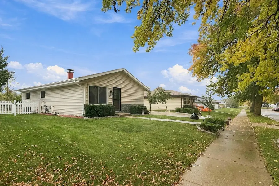 1500 W Clayton Crest Ave, Milwaukee, WI 53221 - #2