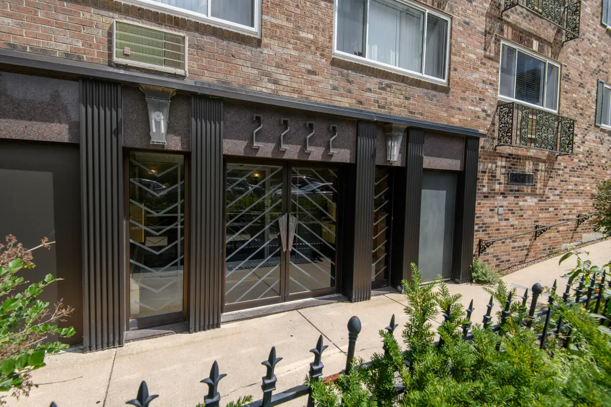 2222 E Belleview Pl, Milwaukee, WI 53211 - #1
