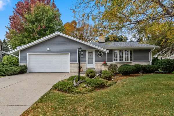 W174N9359 Devon Wood Rd, Menomonee Falls, WI 53051