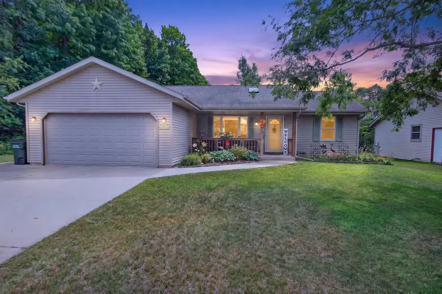513 Polaris St, West Bend, WI 53095 - #2