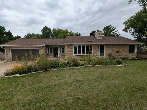 370 N Bobolink Dr, Brookfield, WI 53005