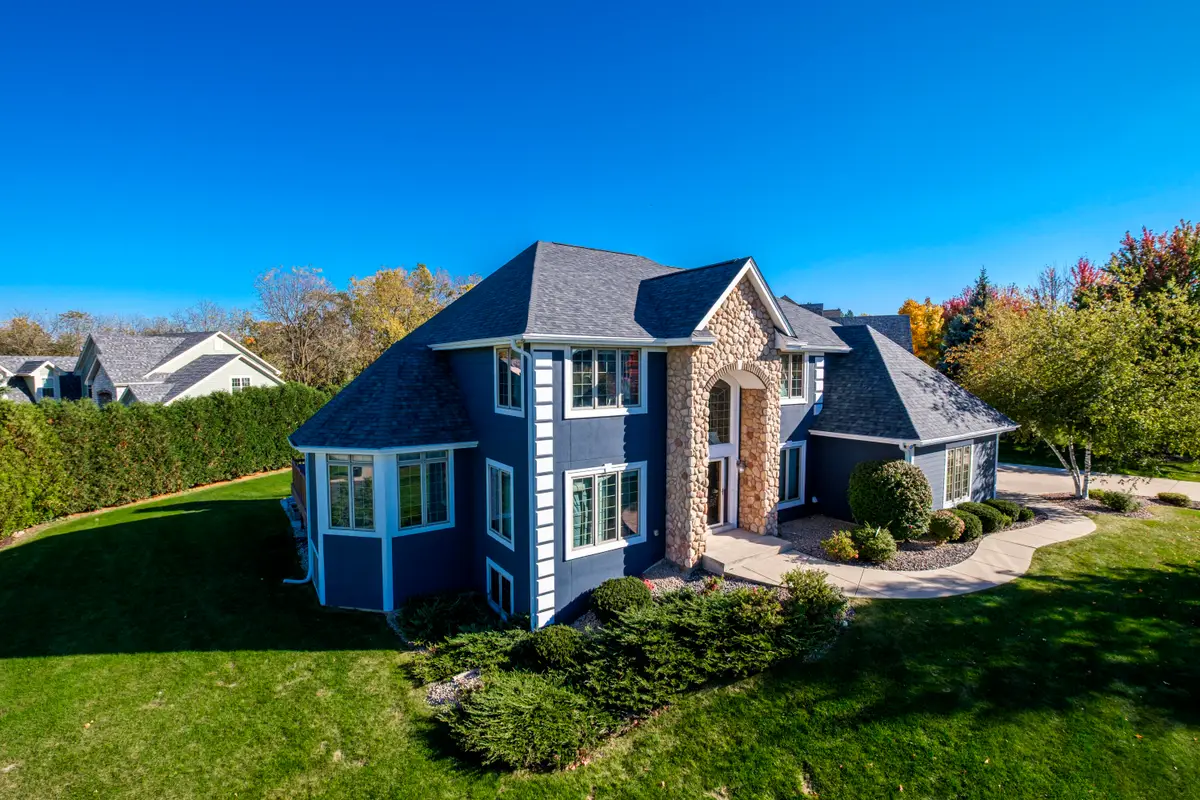 W217N5422 Taylors Woods Dr, Menomonee Falls, WI 53051 - #1