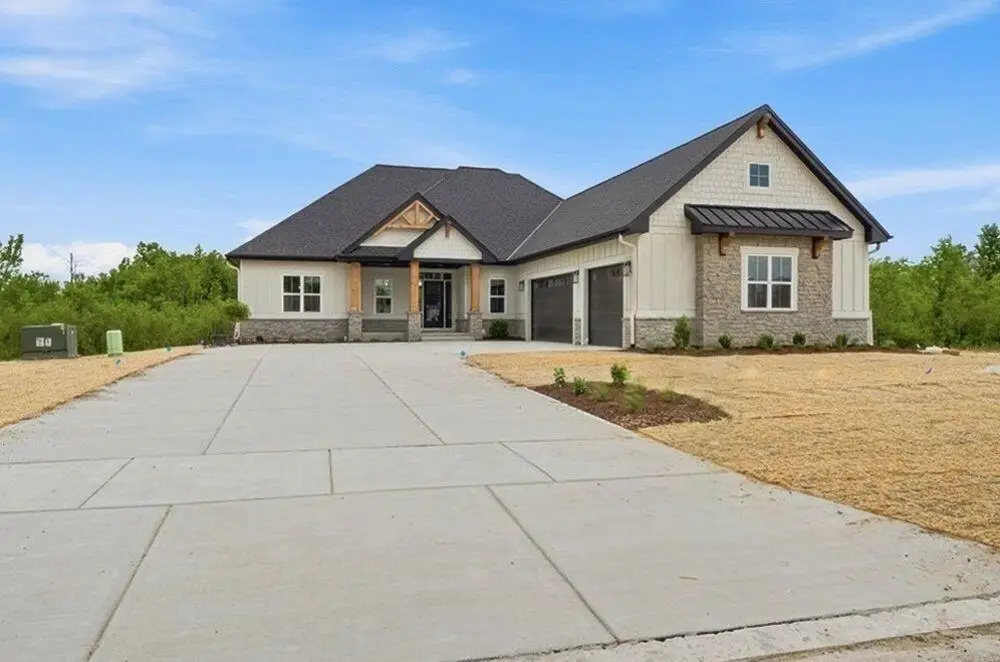 N51W18906 Quietwood Dr, Menomonee Falls, WI 53046 - #1
