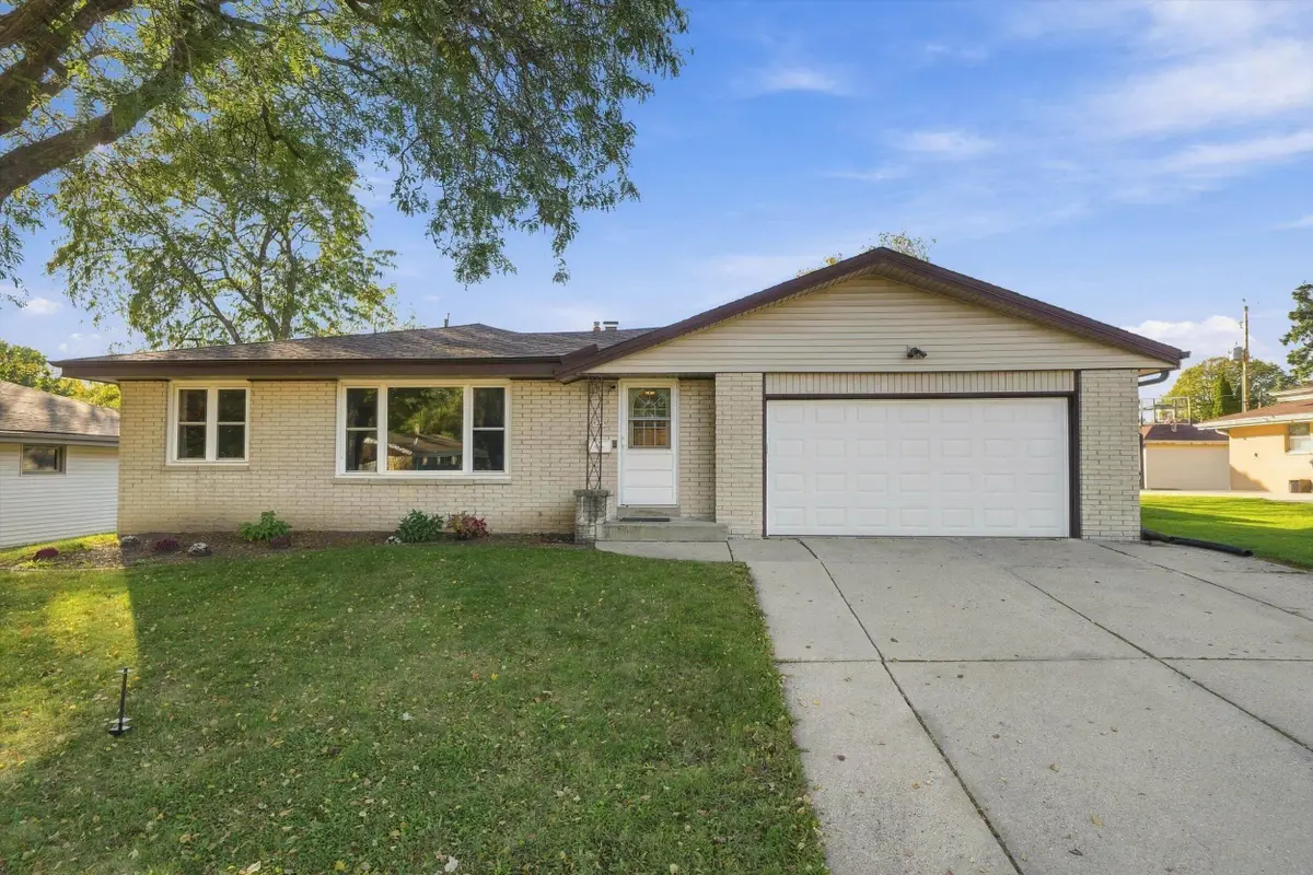 5405 S 23rd St, Milwaukee, WI 53221 - #1