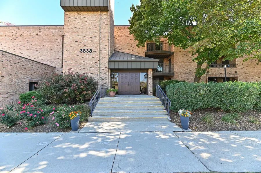 3838 N Oakland Ave, Shorewood, WI 53211 - #2
