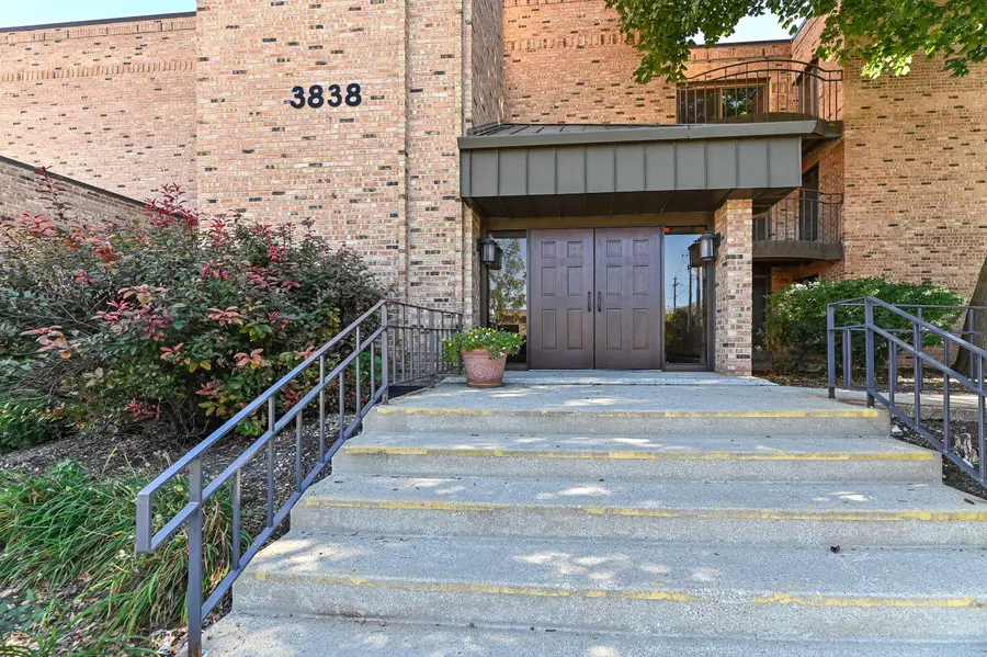 3838 N Oakland Ave, Shorewood, WI 53211 - #3