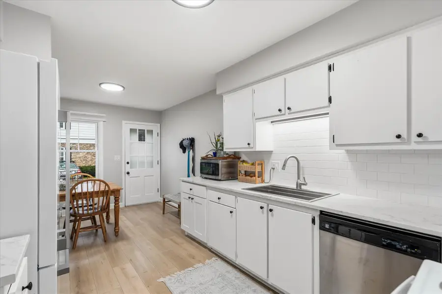 969 N 123rd St, Wauwatosa, WI 53226 - #2