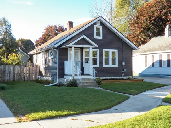 2815 Harding Pl, Manitowoc, WI 54220