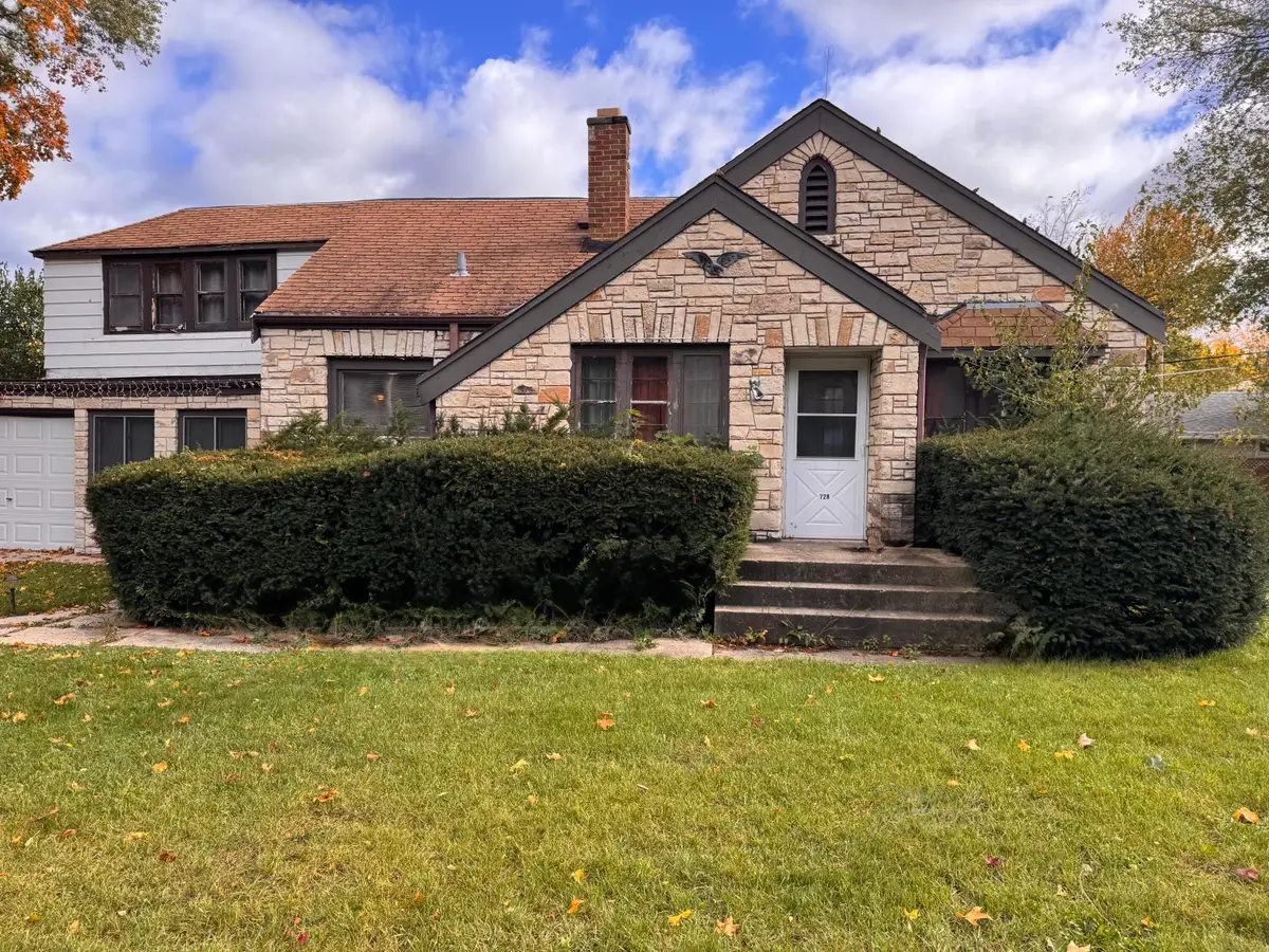 728 N 116th St, Wauwatosa, WI 53226 - #1
