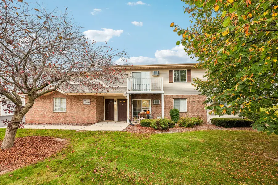 2041 Meadow Ct, West Bend, WI 53095 - #2