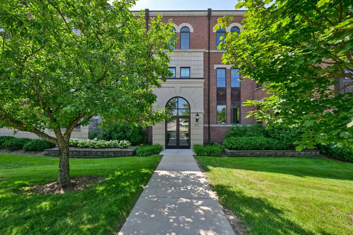 19045 Thomson Dr, Brookfield, WI 53045 - #1