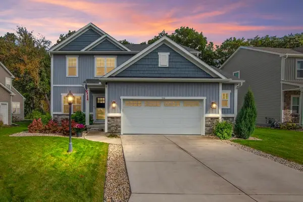 516 Wild Oak Rd, Hartland, WI 53029