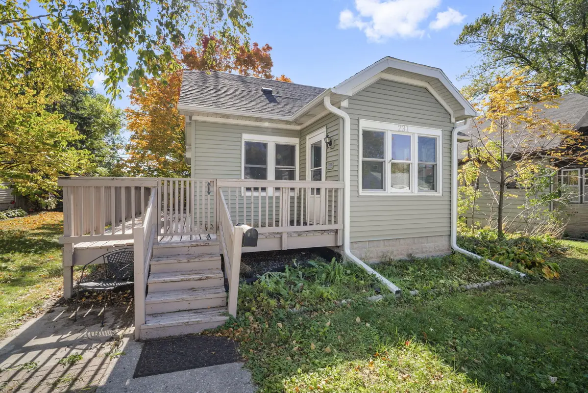 231 Edgewood Ln, West Bend, WI 53095 - #1