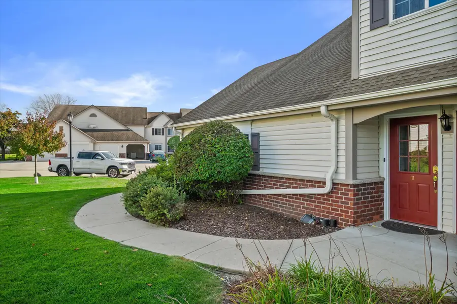 558 Pewaukee Rd, Pewaukee, WI 53072 - #2