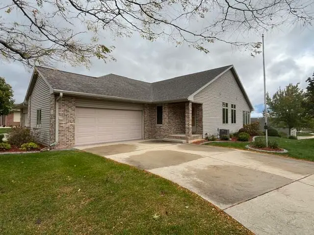 211 Heritage Dr, Fort Atkinson, WI 53538 - #1