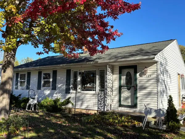 1627 Lilac Dr, Manitowoc, WI 54220