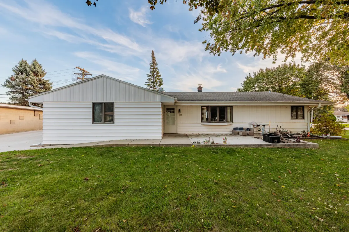 3423 W Wanda Ave, Milwaukee, WI 53221 - #1
