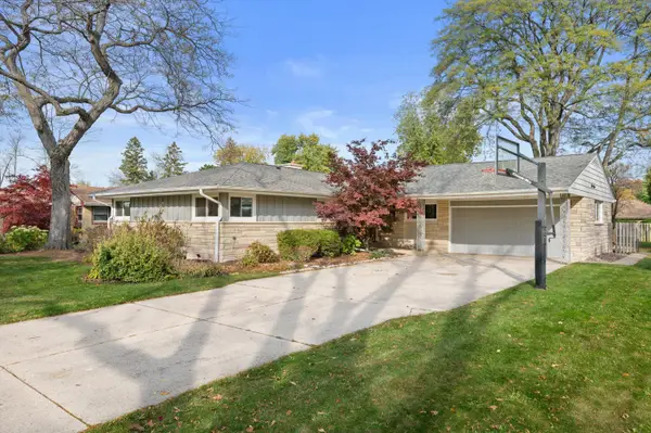 7104 N Crossway Rd, Fox Point, WI 53217