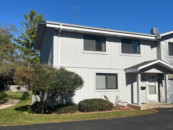 8018 W Manor Cir, Milwaukee, WI 53223