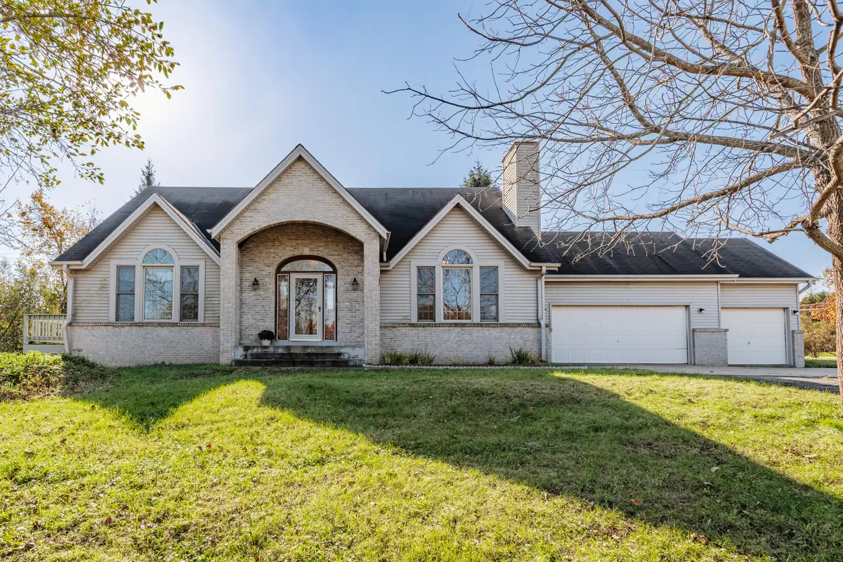 4212 S 124th St, Greenfield, WI 53228 - #1