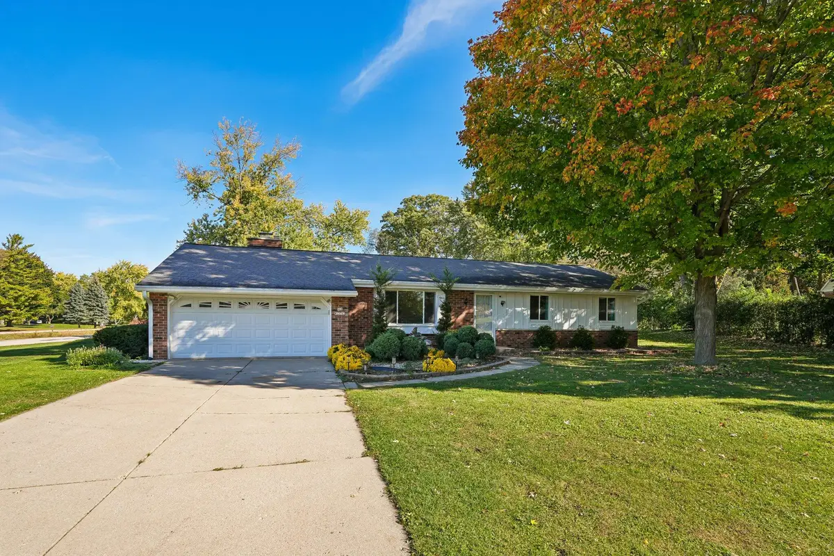 N68W13762 Bay Ridge Ct, Menomonee Falls, WI 53051 - #1