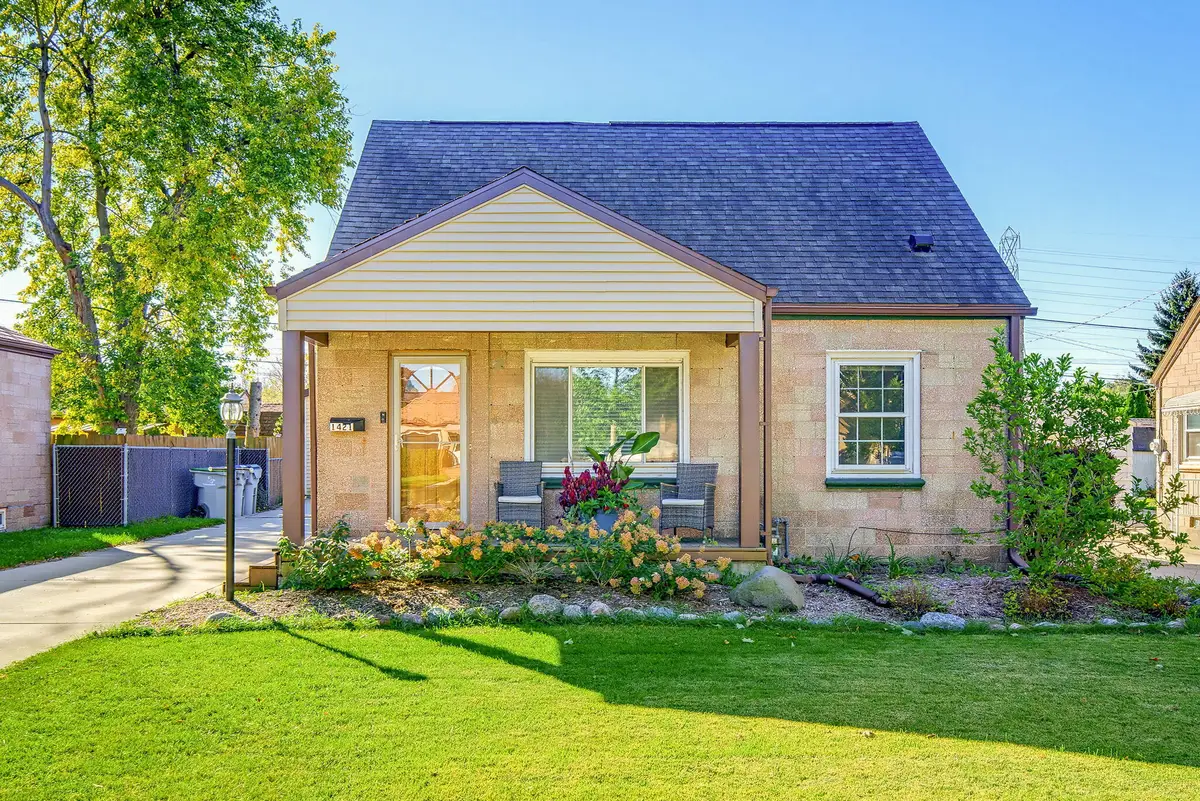 1421 E Norwich St, Milwaukee, WI 53207 - #1