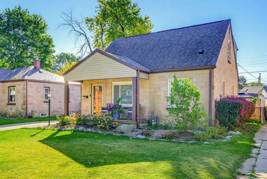 1421 E Norwich St, Milwaukee, WI 53207 - #2