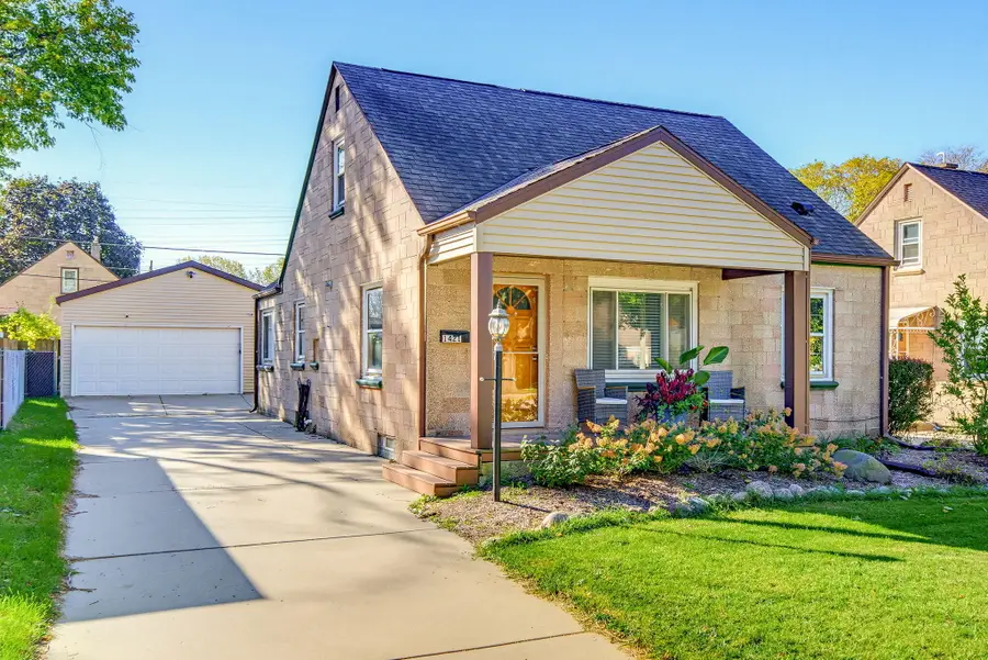 1421 E Norwich St, Milwaukee, WI 53207 - #3