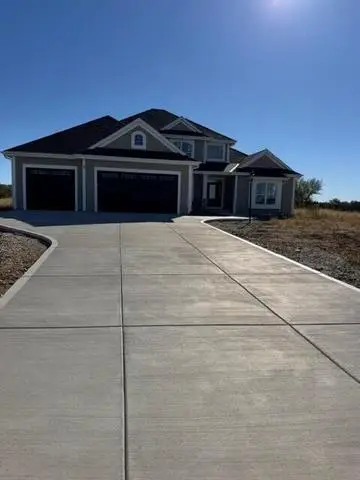 611 Talbots Woods Dr, Dousman, WI 53118