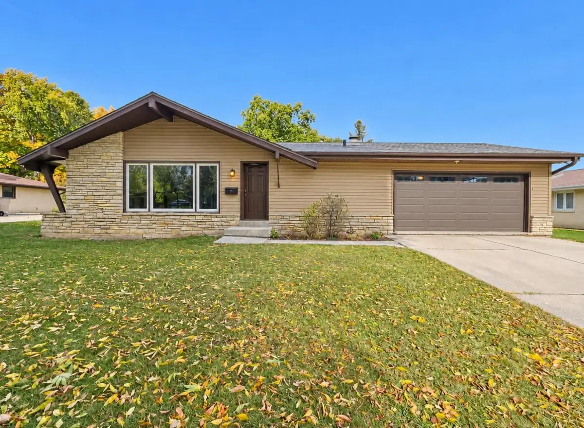 1824 W Clayton Crest Ave, Milwaukee, WI 53221 - #1