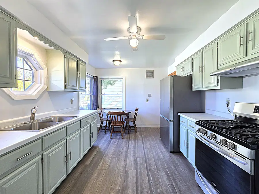 357 E Gauer Cir, Milwaukee, WI 53207 - #3