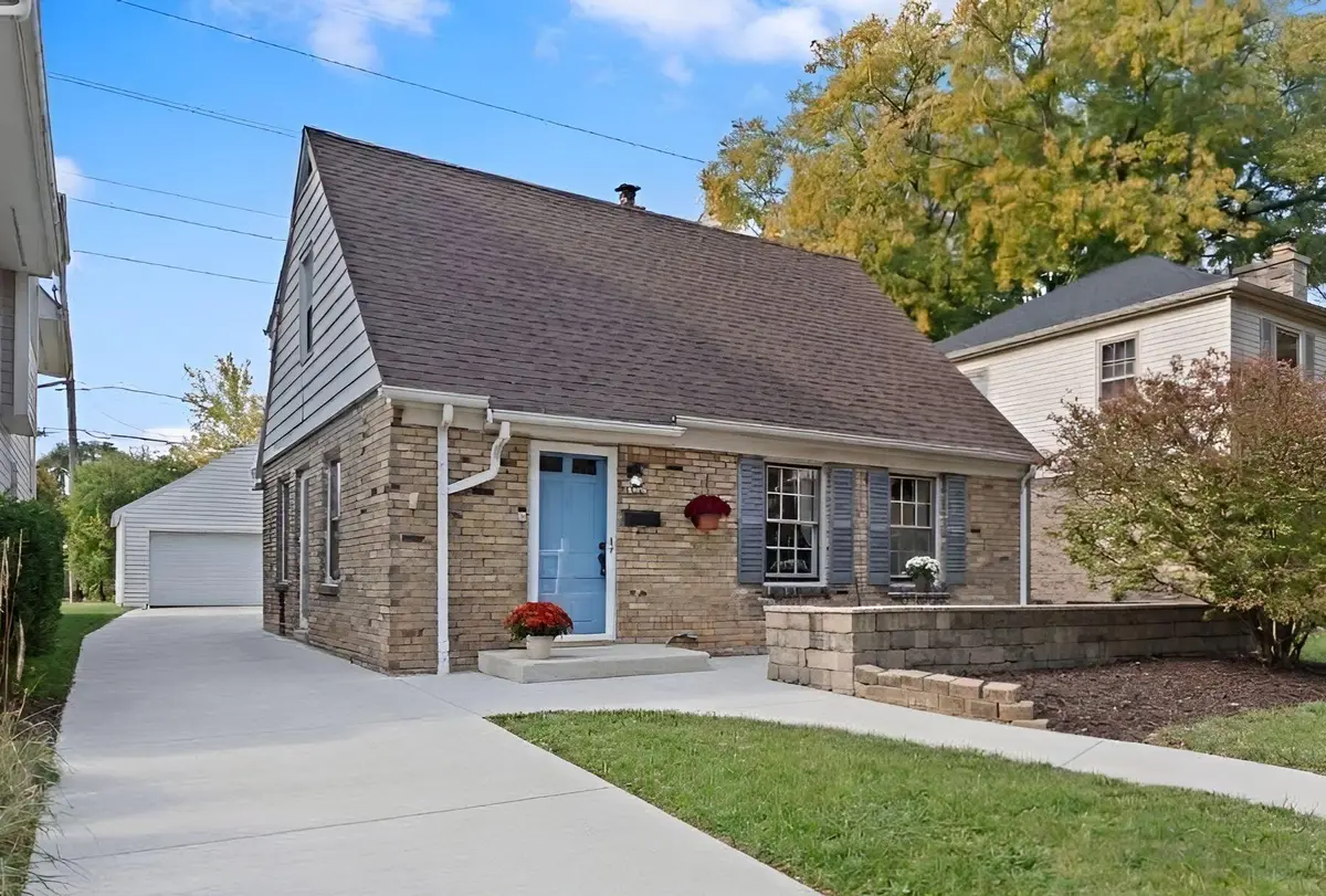 5755 N Argyle Ave, Glendale, WI 53209 - #1