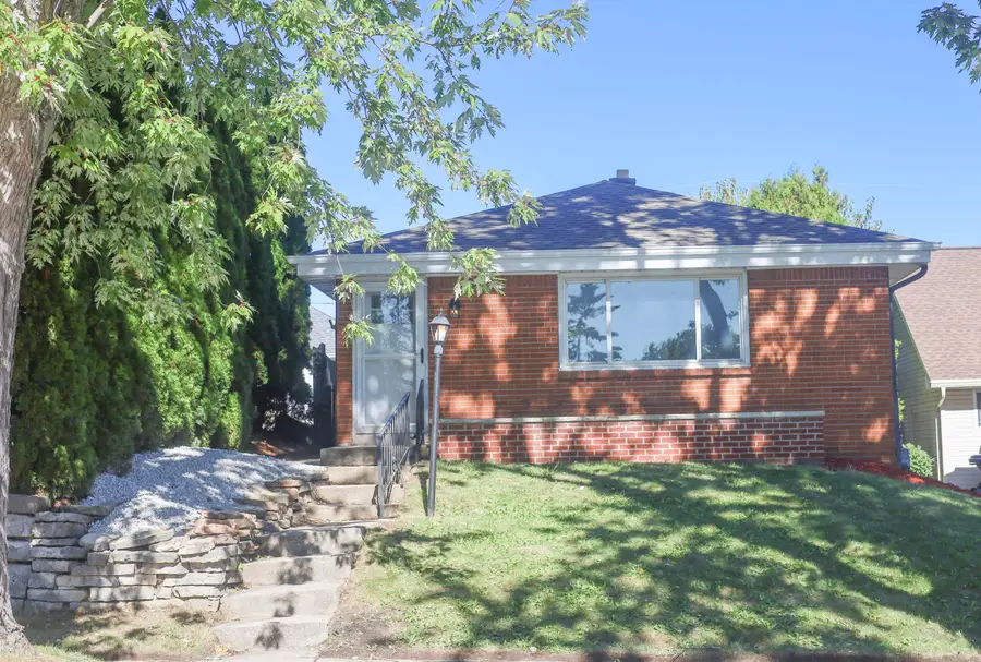 1020 Carrington Ave, South Milwaukee, WI 53172 - #2