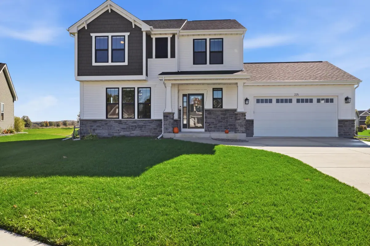 225 Windridge Ct, Slinger, WI 53086 - #1