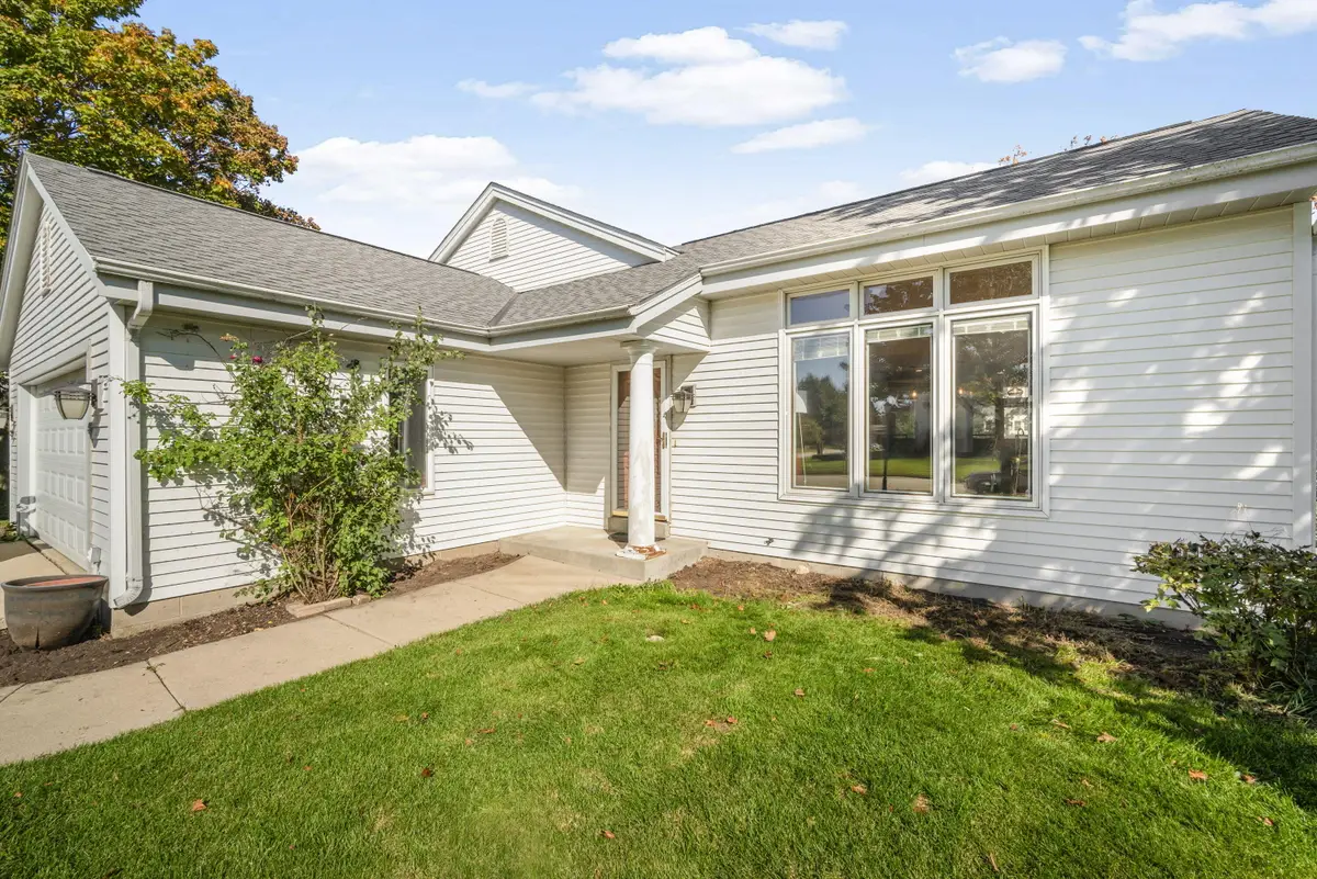 747 Laureate Dr, Pewaukee, WI 53072 - #1